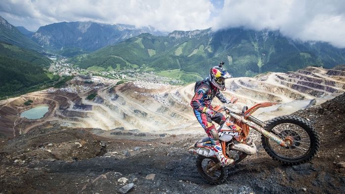Jonny Walker keeps on walking! Ο ειδικός των extreme / hard enduro αγώνων, καβάλα στην ΚΤΜ του, προς το δρόμο για τη νίκη.